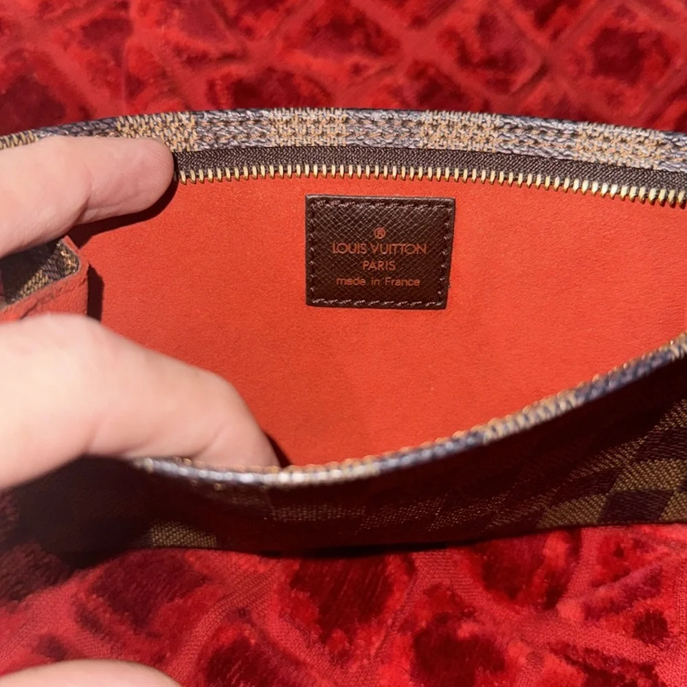 Women’s or men’s Louis Vuitton Pochette! Beautiful Red interior Mint condition - Picture 8 of 12